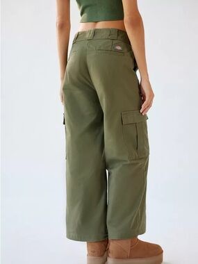 Dickies Twill Cropped High-Rise Cargo Pant in Military Green Size4